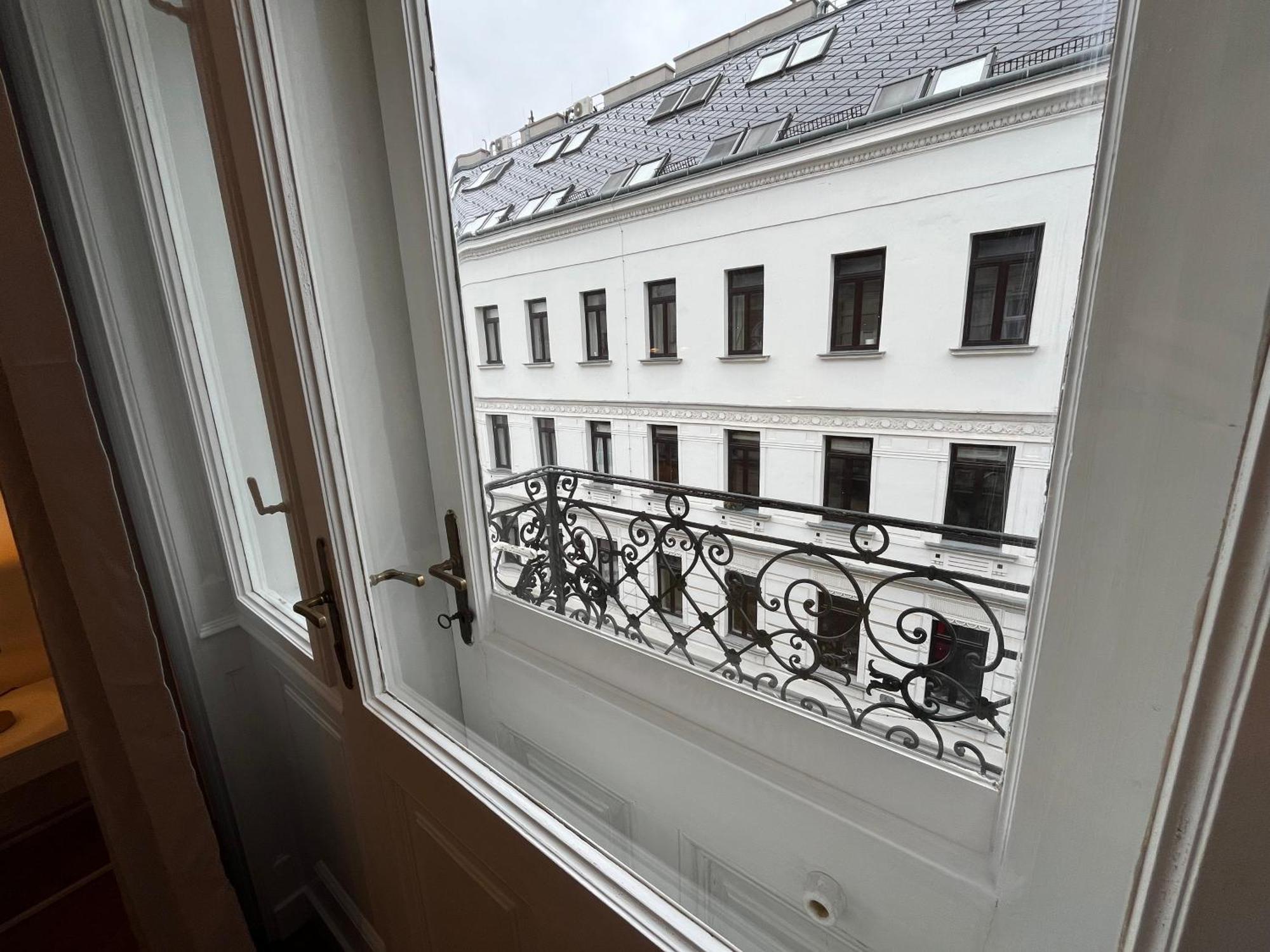 Grosszuegiger Wiener Altbau Gleich Neben Schoenbrunn Bagian luar foto